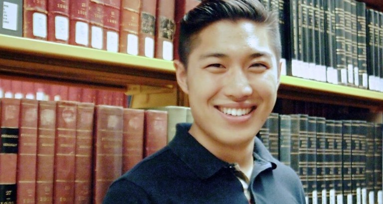 Photo d'Allister Chang devant une étagère de livres
